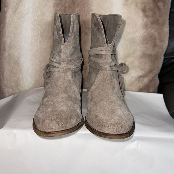 Splendid x Anthro 6 TanโGenuine Leather Suede Tasseled Pull on Ankle Booties - Picture 4 of 14